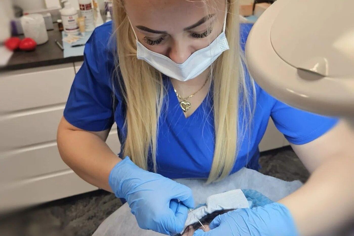BTX – Aleksandra Szwarc podczas zabiegu iniekcyjnego toksyną botulinową w ASZ Estetik Studio