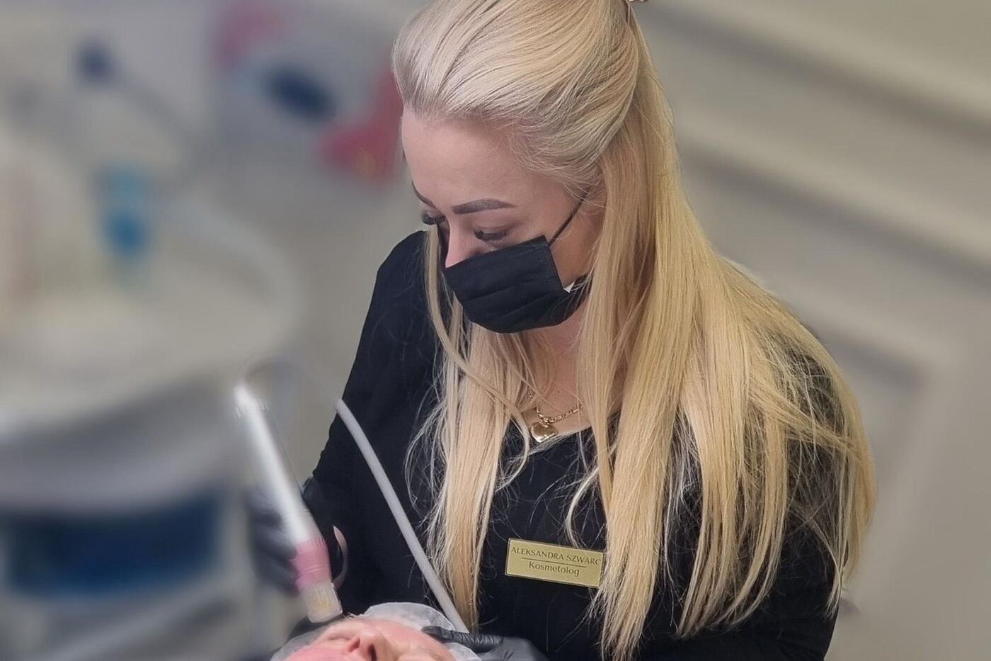 Mezoterapia Zielona Góra – kosmetolog Aleksandra Szwarc podczas zabiegu pielęgnacyjnego i mezoterapii twarzy